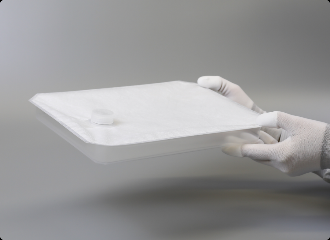 Lyoprotect Single-use Tray held by gloved hands